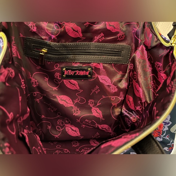 Vintage Y2K Goth HUGE Betsey Johnson Skulls & Flowers crossbody satchel handbag - Picture 9 of 11